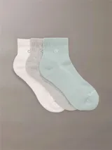 Pack de tres pares de medias cortas Calvin Klein, confeccionadas en mezcla de algodón. Incluye un par color blanco, un par gris melange y un par verde menta, todos con el logo de la marca bordado en el tobillo.
