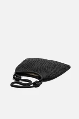 Bolso tipo shopper color crudo, confeccionado en tejido trenzado de algodón con diseño de macramé. Cuenta con dos asas de hombro ajustables que funcionan como cierre del compartimento principal.