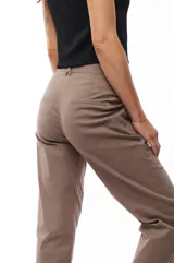 Pantalón de vestir color marrón topo, de corte recto y tiro alto, con bolsillos laterales y pinzas frontales.