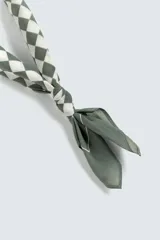 Pañuelo cuadrado de algodón con estampado de cuadros damero en verde militar y blanco.