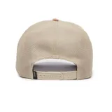Gorra trucker con visera curva y paneles de malla color beige. Presenta un parche bordado con la imagen de un león y la palabra "King".