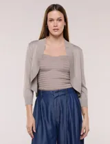 Cardigan tejido estilo bolero de color blanco, con mangas cortas y diseño frontal abierto.