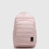 Mochila Bubba modelo Peyton, color rosado, con diseño acolchado de líneas horizontales. Cuenta con compartimento principal con cierre, bolsillo frontal con cierre y etiqueta de marca en la parte inferior.