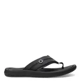 Sandalias tipo ojota para hombre, con tiras anchas de textura granulada y detalle de logo metálico circular. Presentan una plantilla ergonómica y suela con relieve antideslizante.