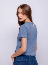 Remera corta negra de manga corta y cuello redondo, con estampado de serpiente con ojos.