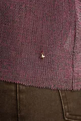 Top tejido color berenjena con textura acanalada, de poliéster y corte al cuerpo.