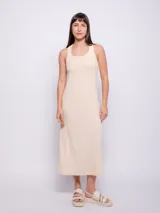 Vestido largo de tejido de punto negro, sin mangas, con escote redondo y detalle de nudo en la espalda.