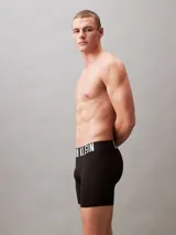 Pack de tres boxers largos de microfibra con cintura elástica distintiva de la marca Calvin Klein. Presentan un diseño minimalista con superficie suave y ajuste de talle medio.