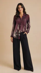 Camisa de seda con estampado artístico de estilo parisino en tonos bordó, de corte recto y manga larga con puños abotonados.
