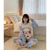 Conjunto de pijama de dos piezas confeccionado en tela de plush suave y abrigada. Incluye una remera de manga larga con diseño estampado de Totoro y pantalón largo a juego con puños en contraste.