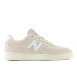 Championes urbanos New Balance modelo 80, color beige con detalles en blanco. Presentan una combinación de gamuza y malla en la parte superior, con el logo 'N' característico en los laterales y suela de goma con relieve.