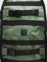 Mochila de estilo táctico color verde oliva, con múltiples correas ajustables frontales, hebillas de cierre rápido y bolsillos laterales de red. Cuenta con compartimentos principales con cierre y correas de hombro acolchadas.