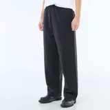 Pantalón de corte ancho y estilo jogging, confeccionado en tejido liso de color negro, con cintura elástica y diseño minimalista.