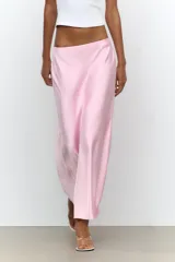 Falda midi color blanco hueso, de satén, corte al bies y cintura elástica.