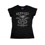 Remera negra de corte entallado con estampa frontal en color gris que presenta el logo y diseño icónico de la banda Avenged Sevenfold, incluyendo una calavera con alas y serpientes.