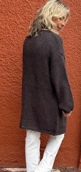 Saco abierto de punto, color marrón, con mangas largas y diseño holgado sin botones.