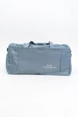 Bolso tipo duffel color celeste con asas de mano y cierre superior.