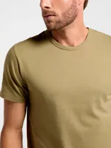 Camiseta celeste de corte slim, cuello redondo y manga corta.