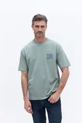 Remera de manga corta color verde menta con cuello redondo y calce regular. Presenta un estampado gráfico en el pecho con la inscripción 'Torino Club 71'.