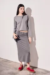 Falda midi gris de algodón con cintura elástica y corte ajustado.
