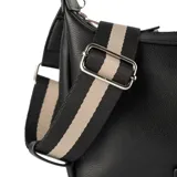 Cartera tipo gondola de cuero sintético graneado, con cierre superior y correa regulable. Presenta un aplique decorativo con el logo grabado en la parte frontal y herrajes plateados.