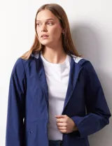 Campera impermeable marca Gallery de color rojo, con cierre frontal completo, bolsillos laterales y ajuste en la cintura. Cuenta con detalles de avíos metálicos plateados y diseño funcional con capacidad de autoguardado.