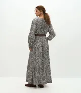 Vestido midi de tejido satinado con estampado abstracto, escote en V, mangas largas con volumen y hombreras estructuradas. Incluye un cinturón con hebilla para marcar la cintura y falda fluida con recortes.