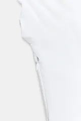 Top de popelina blanca con cuello redondo, mangas cortas abullonadas y detalle de abertura en la espalda con lazada. Presenta bajo en evasé tipo peplum y cierre lateral con cremallera oculta.