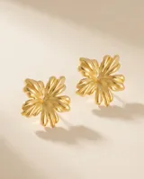 Caravanas de acero con baño de oro, con diseño de flor de pétalos definidos.