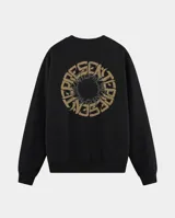 Buzo de cuello redondo color negro, con estampado circular en la espalda que presenta la palabra 'PRESENTE' en tipografía gótica de color beige y gris. Cuenta con puños y cintura acanalados.