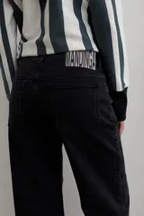 Pantalón de jean negro de corte recto y tiro medio, con cierre frontal de botón y cremallera, y bolsillos laterales y traseros.