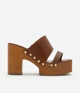 Sandalias de plataforma color marrón con tiras de cuero sintético y tachuelas doradas.