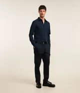 Camisa de vestir marrón oscuro, corte slim, de manga larga y cuello camisero.