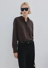 Jeans de corte recto y tiro medio-alto, color negro, confeccionados 100% en algodón.