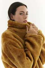 Abrigo corto negro de piel sintética con cuello solapa y mangas largas.