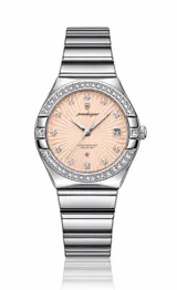 Reloj Poedagar modelo Rouse Diamond, con esfera en tono rosa suave, bisel con pedrería y malla de acero plateado. Cuenta con calendario integrado y resistencia al agua.