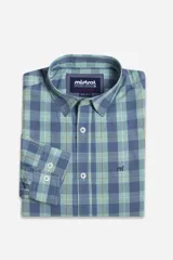Camisa de hombre Mistral de manga larga con estampado de cuadros en tonos azules y verdes. Presenta cuello clásico, cierre frontal abotonado y logo de la marca bordado en el pecho.