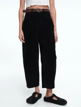 Pantalón de silueta recta confeccionado en textura tipo velvet, con acabado suave. Incluye cinto ajustable en la cintura.