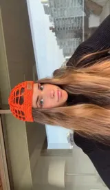 Gorro tipo bucket tejido a crochet color naranja, con diseño calado.