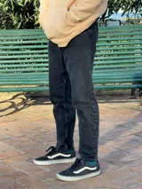 Pantalón de jean negro de corte recto.