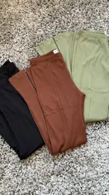 Calza marrón de morley con cierre en el tobillo.