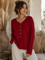 Blusa roja de morley elastizado con botones dorados.