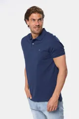 Remera polo azul con cuello en rib y botones personalizados.