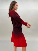 Sweater de lana merino color marrón con cuello redondo y mangas largas.