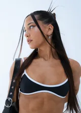 Microtop deportivo de estilo minimalista, color negro con bordes en contraste color blanco. Presenta un diseño de escote redondo y tirantes finos.