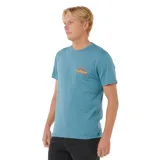 Remera de manga corta color verde con estampado pequeño en el pecho.