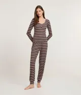 Pijama largo Lov de tejido rib, compuesto por una blusa de manga larga con escote redondo y botones decorativos, y un pantalón con cintura elástica y puños ajustados. Presenta un estampado de rayas horizontales en tonos bordó, blanco y verde.