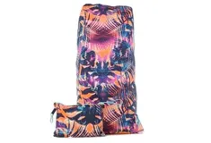 Mochila plegable Reebok Studio con estampado tropical en tonos naranja, violeta y azul. Incluye un estuche pequeño a juego con cierre.
