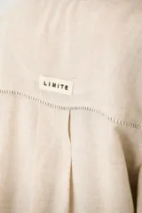 Sobrecamisa azul de lino con cuello camisero, manga larga y cierre frontal con botones.