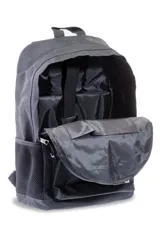 Mochila gris de tela texturizada con compartimento principal amplio, bolsillo frontal con cierre y bolsillos laterales de red negra. Incluye manija superior y correas ajustables.